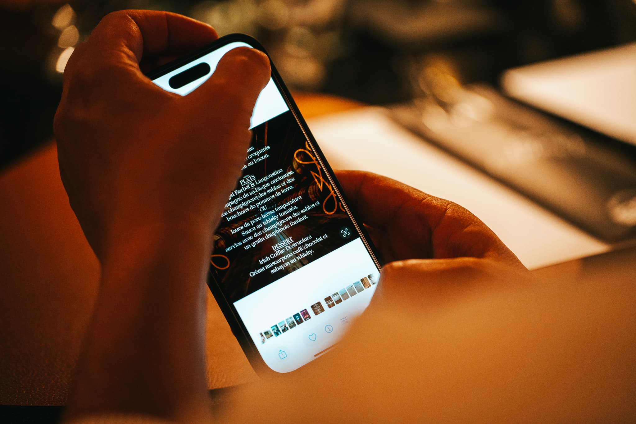 Photo d'un téléphone affichant la carte du Loft